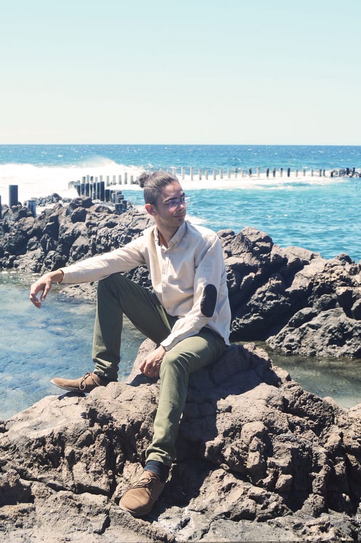 Foto tomada por Laura Yánez en el pueblo costero de Agaete para ilustrar mi primera novela y el 'Sobre mí'